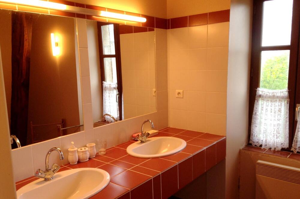 Photo of Bathroom in Espalion