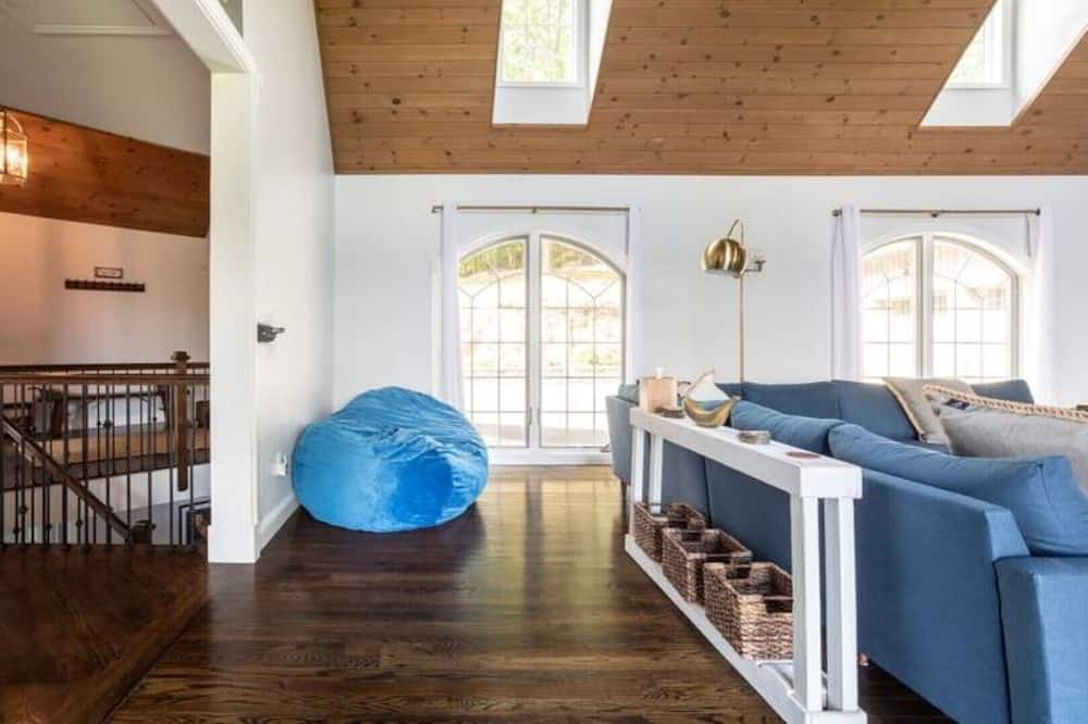 Photo of Livingroom in Town of Lloyd