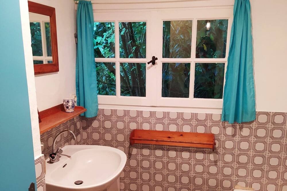 Photo of Bathroom in Attin