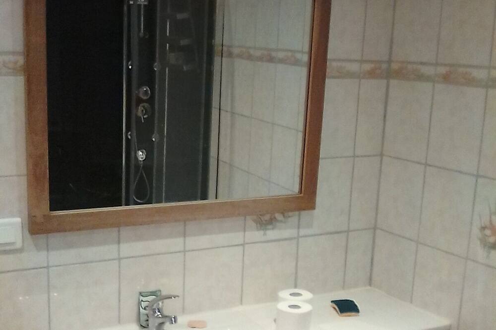 Photo of Bathroom in Caunes-Minervois