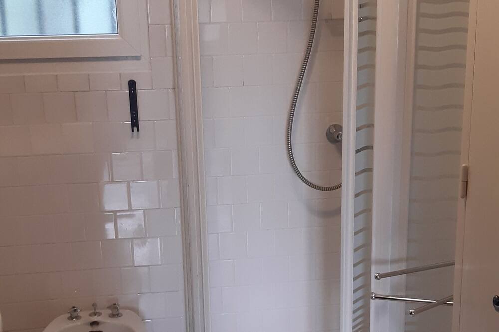 Photo of Bathroom in Laudun
