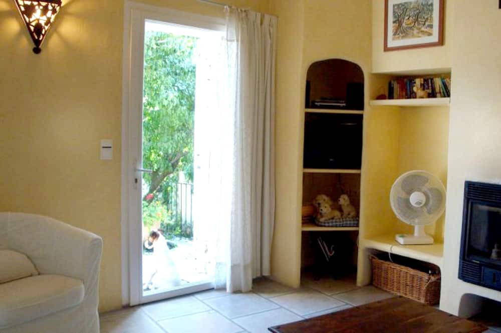 Photo of Livingroom in Saint-Michel-l'Observatoire