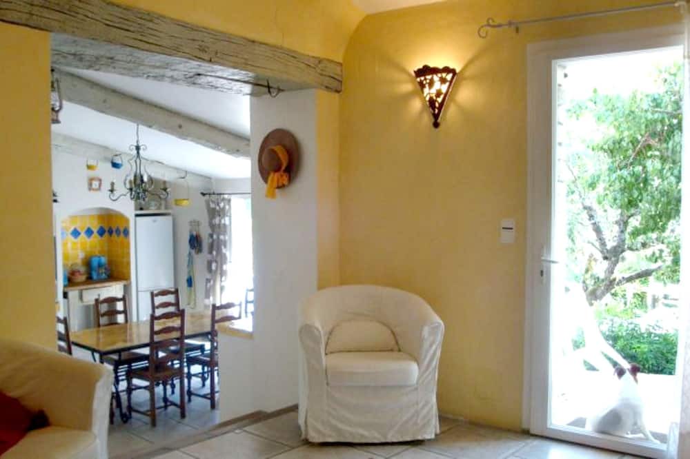 Photo of Livingroom in Saint-Michel-l'Observatoire