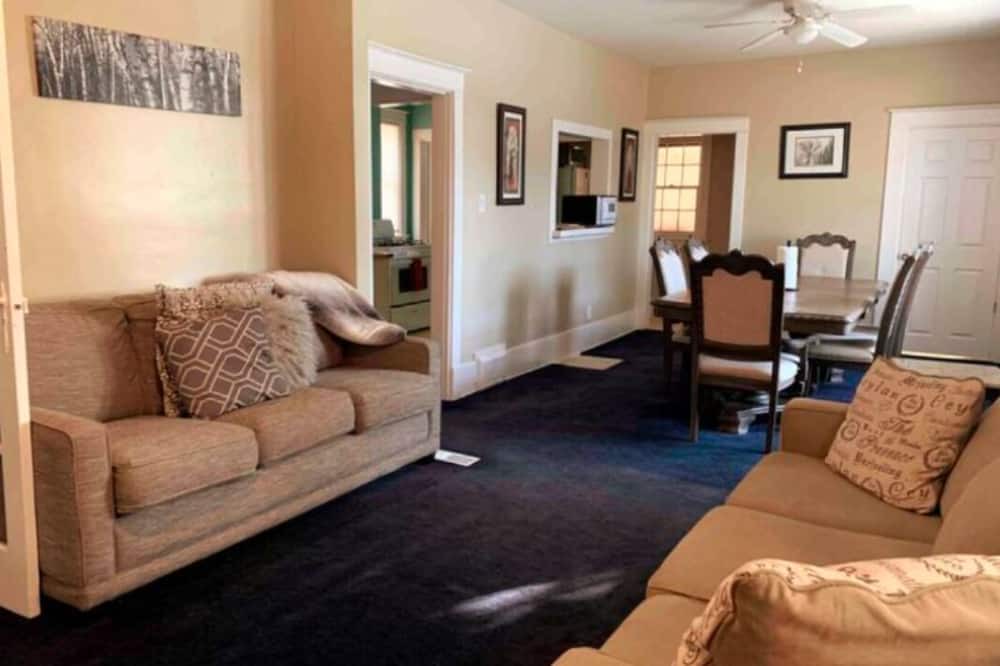 Photo of Livingroom in Broadway Gillham