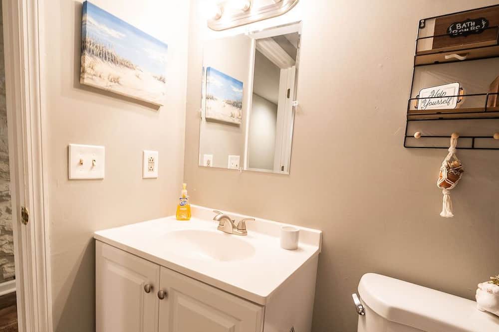 Photo of Bathroom in Lafayette Square