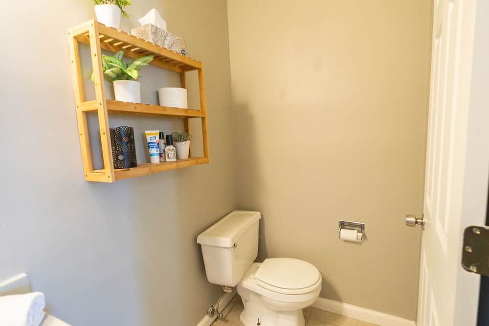 Photo of Bathroom in Lafayette Square