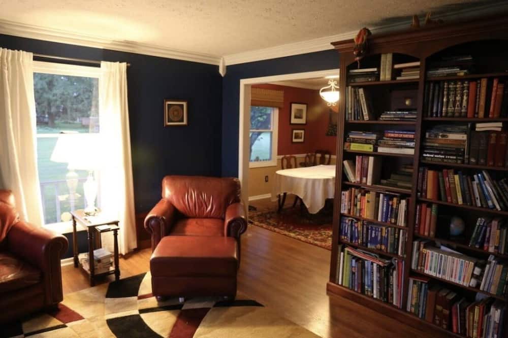 Photo of Livingroom in North Industry