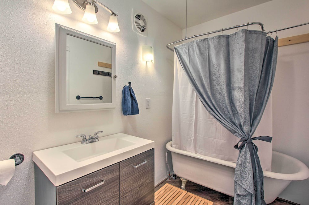 Photo of Bathroom in Klamath Falls