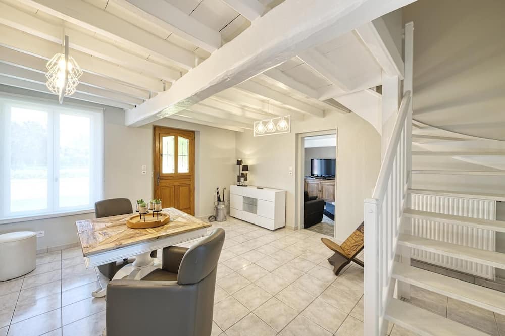 Photo of Livingroom in Mesnil-Saint-Pere