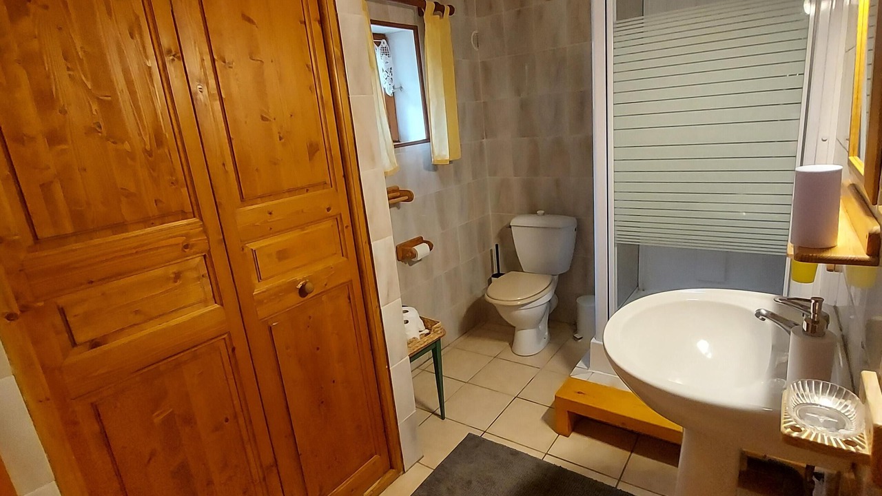 Photo of Bathroom in Saint-Julien-d'Arpaon
