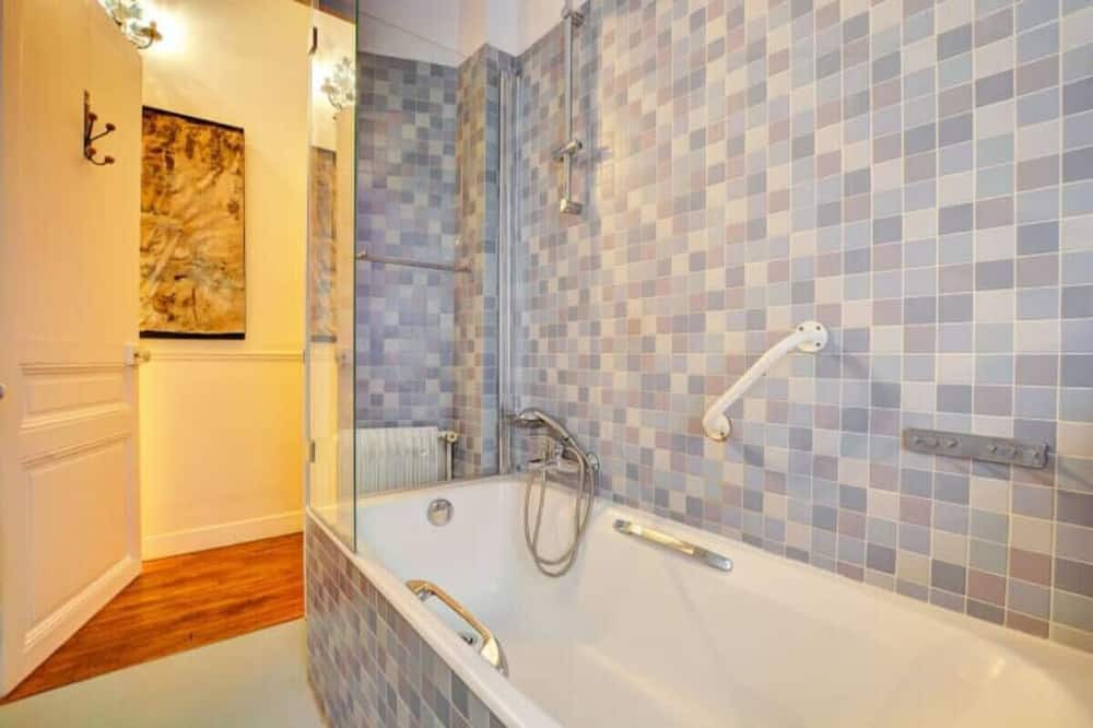 Photo of Bathroom in Val-de-Grace