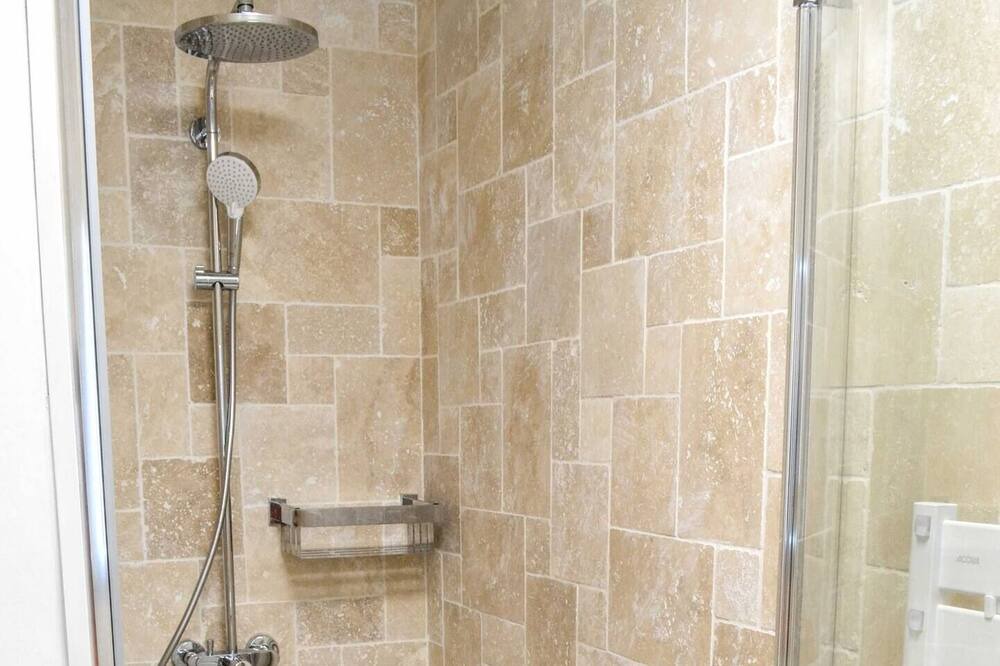 Photo of Bathroom in Beaux Arts-Boutonnet
