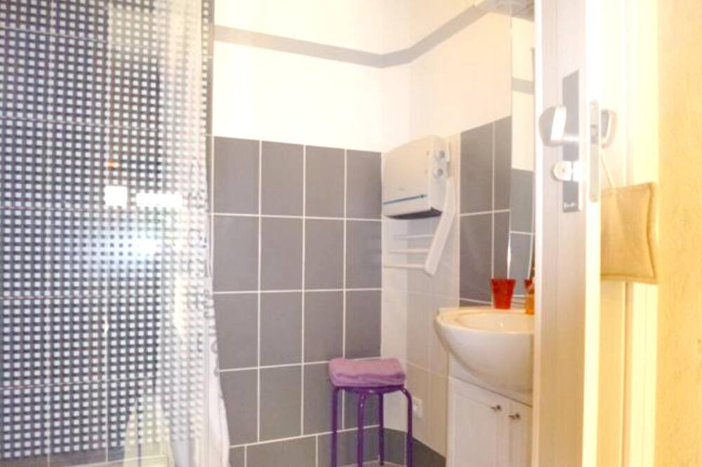 Photo of Bathroom in Cardet