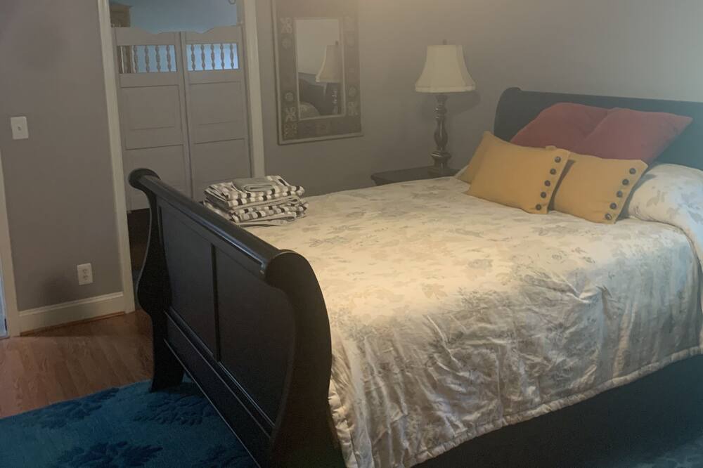 Photo of Bedroom in Dickson