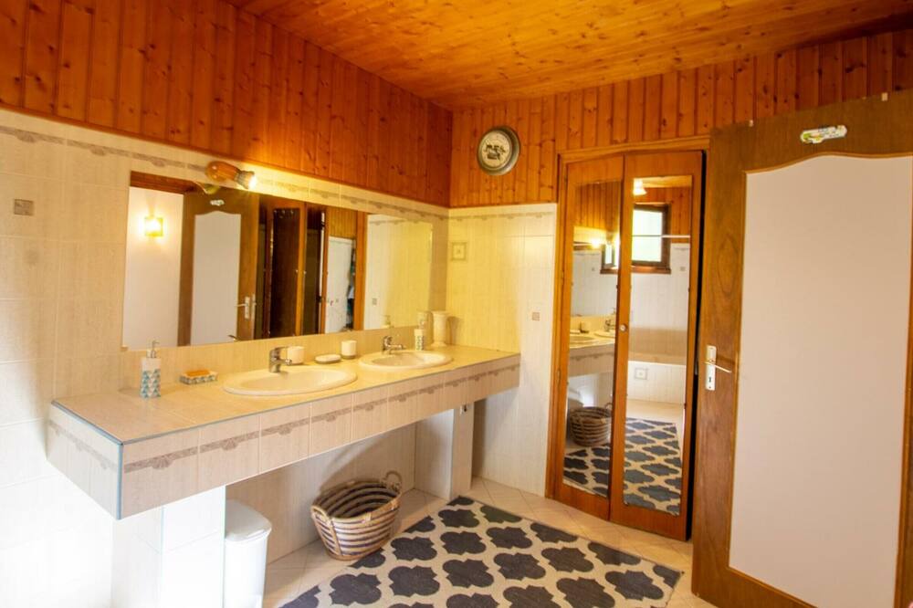 Photo of Bathroom in Champcevinel