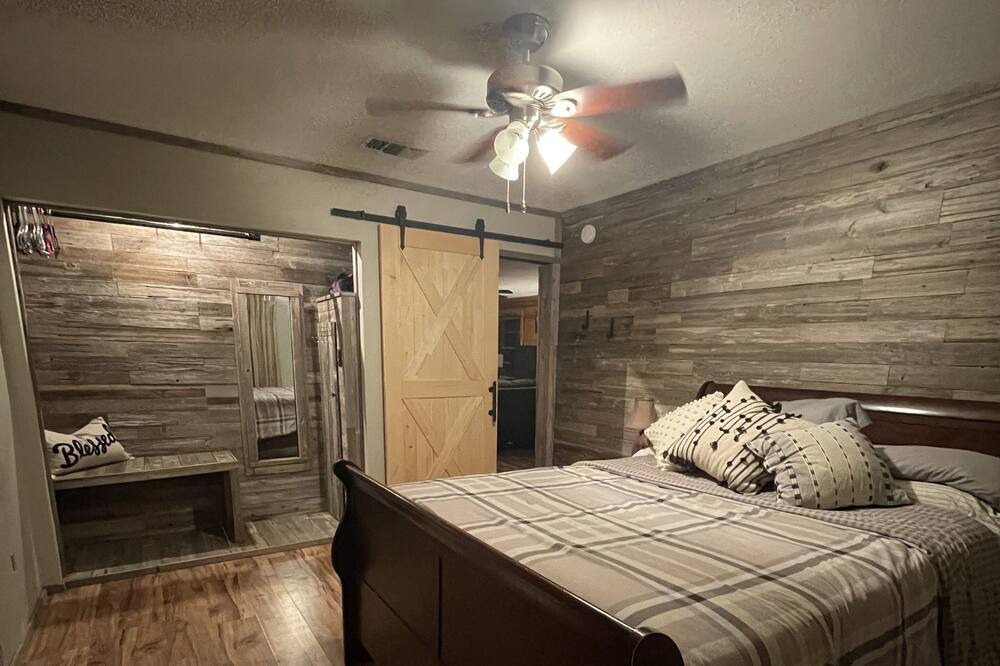 Photo of Bedroom in Broaddus