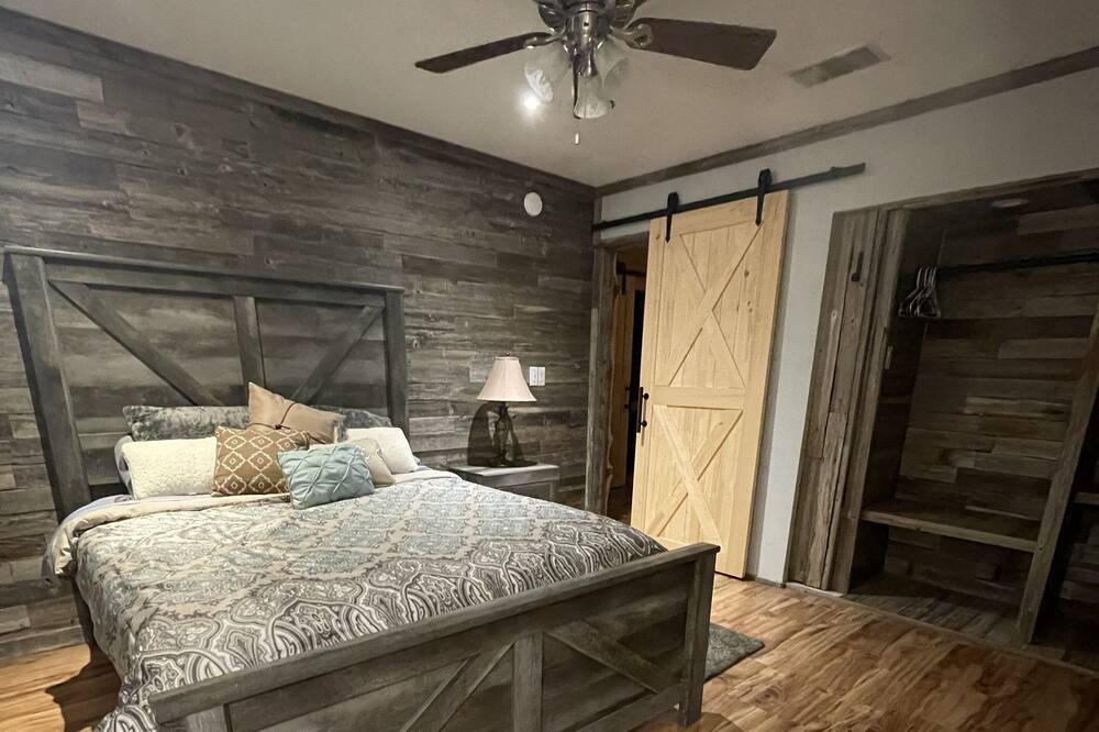 Photo of Bedroom in Broaddus