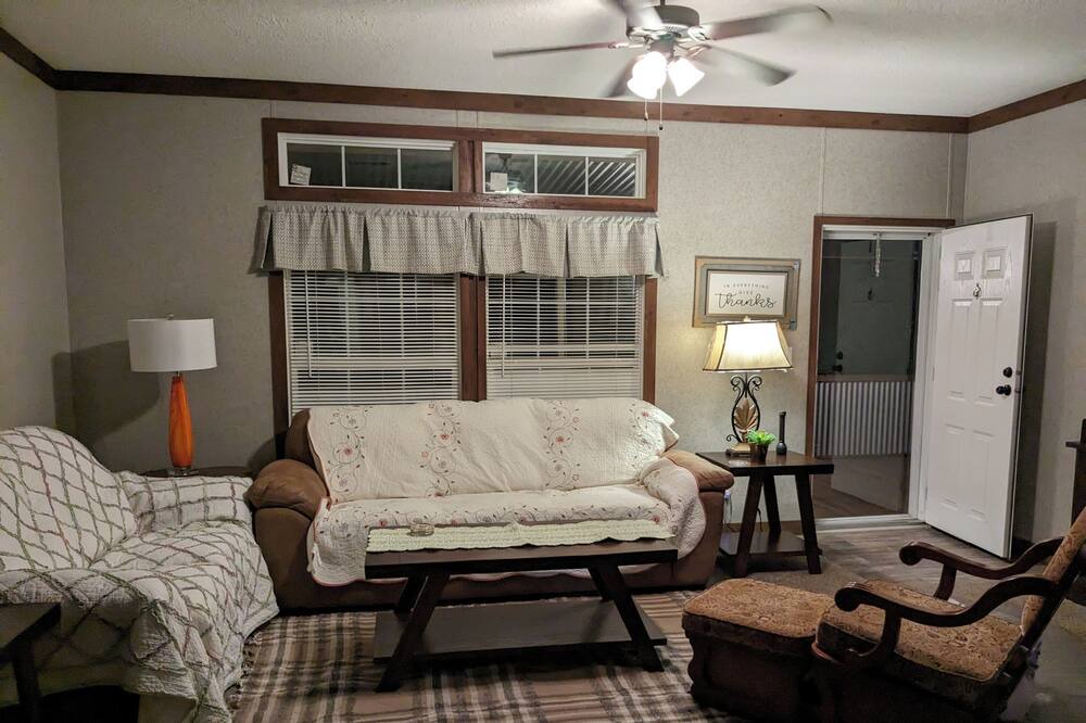 Photo of Livingroom in Putnam Hall