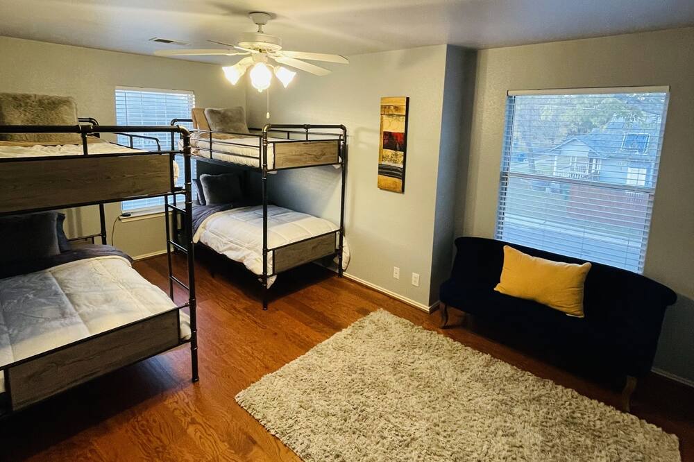 Photo of Bedroom in Historic Garderns