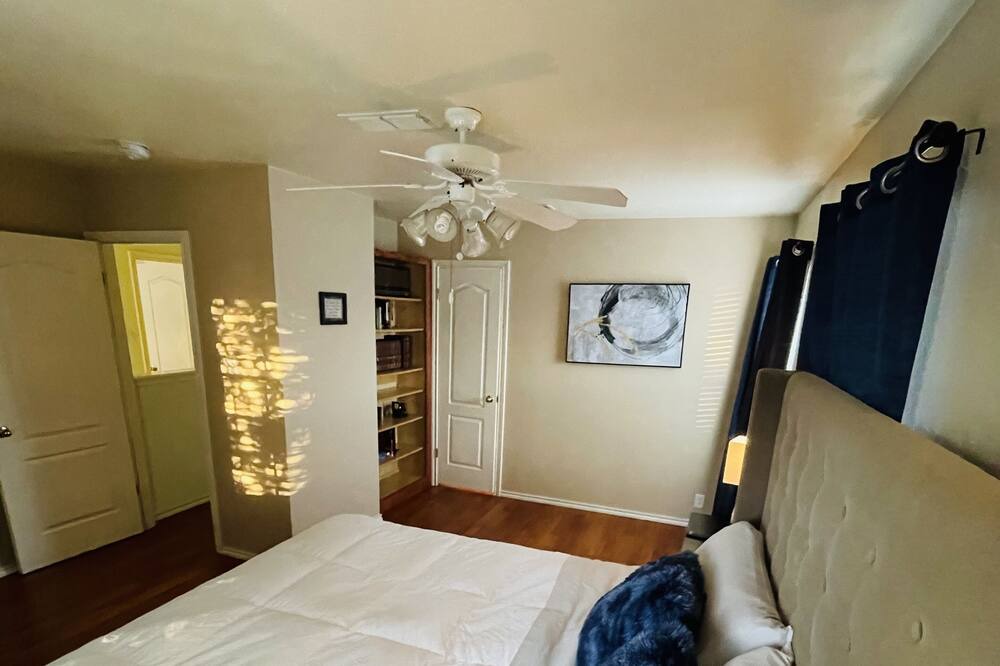 Photo of Bedroom in Historic Garderns