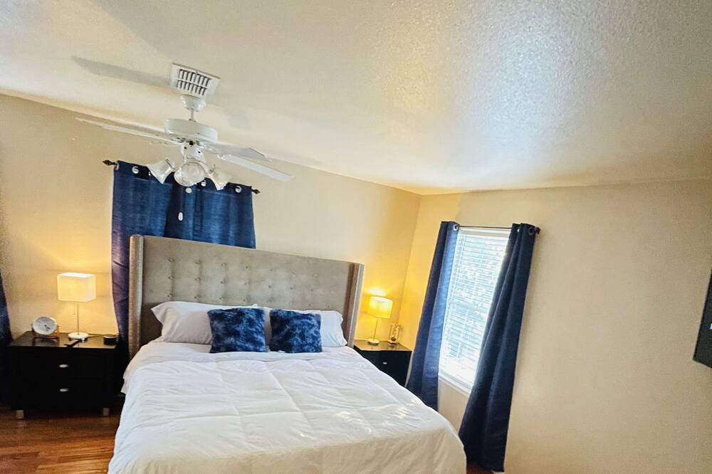 Photo of Bedroom in Historic Garderns