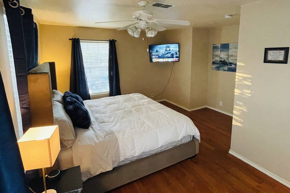 Photo of Bedroom in Historic Garderns