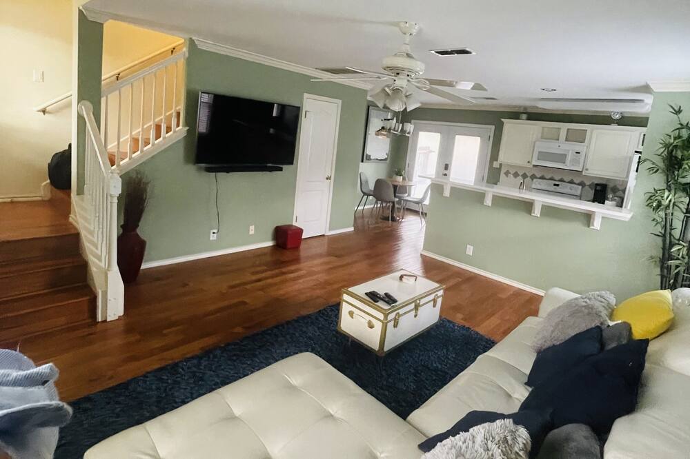 Photo of Livingroom in Historic Garderns