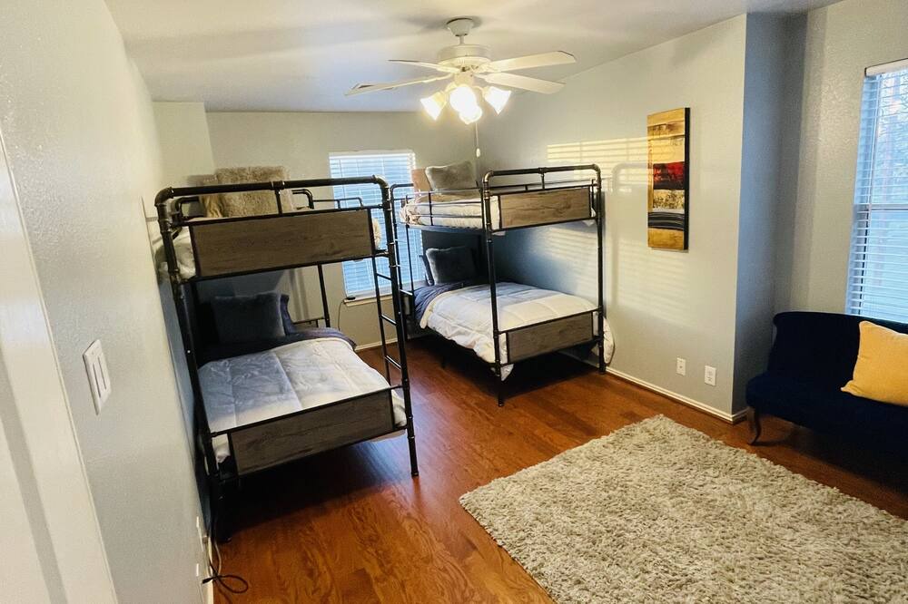 Photo of Bedroom in Historic Garderns