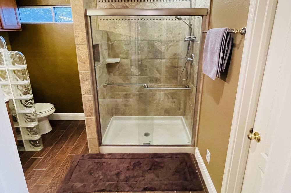 Photo of Bathroom in Historic Garderns