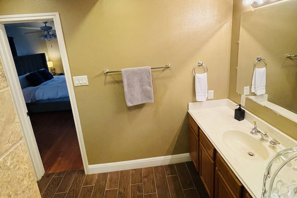 Photo of Bathroom in Historic Garderns