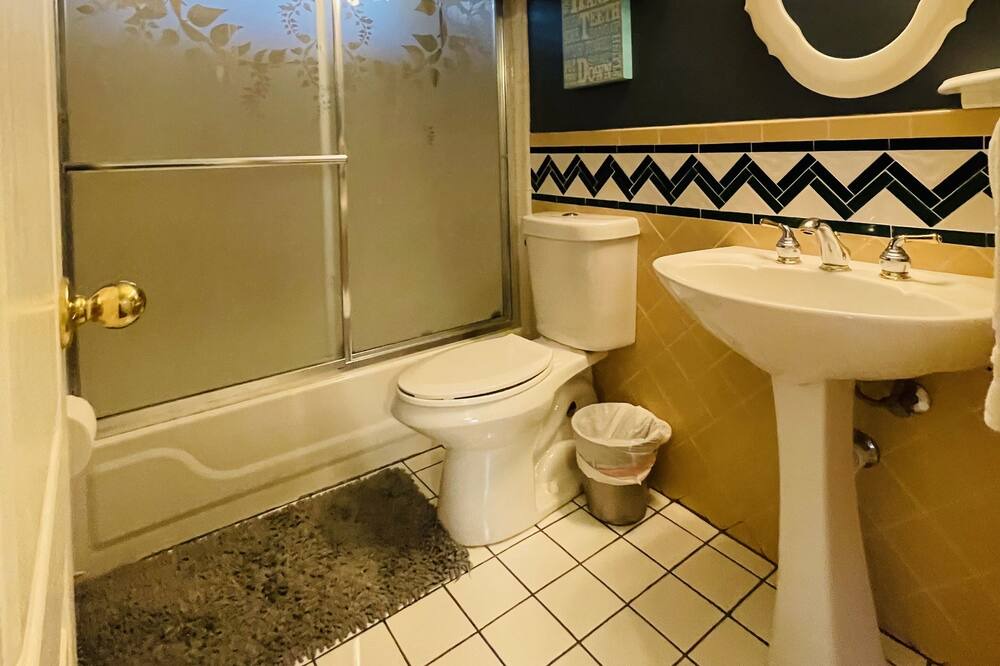 Photo of Bathroom in Historic Garderns