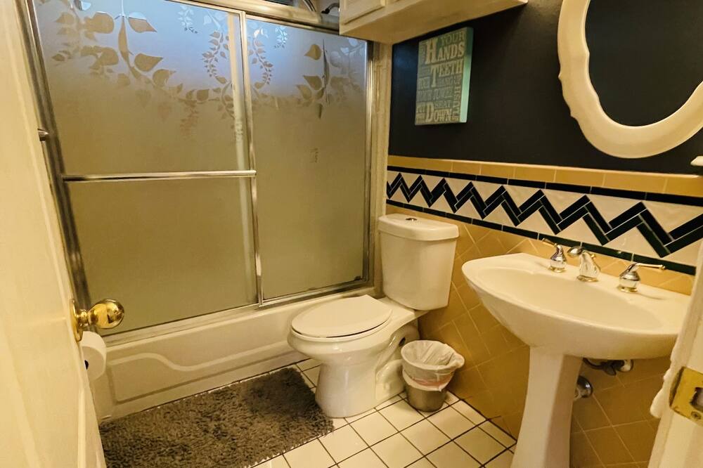 Photo of Bathroom in Historic Garderns