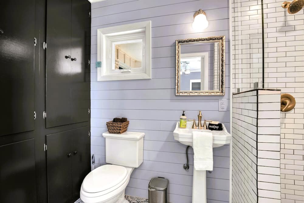 Photo of Bathroom in Albert