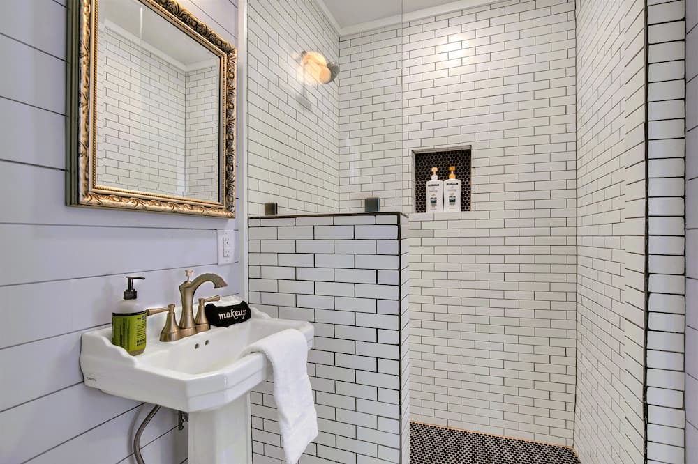 Photo of Bathroom in Albert