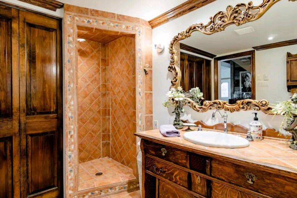 Photo of Bathroom in Pincourt