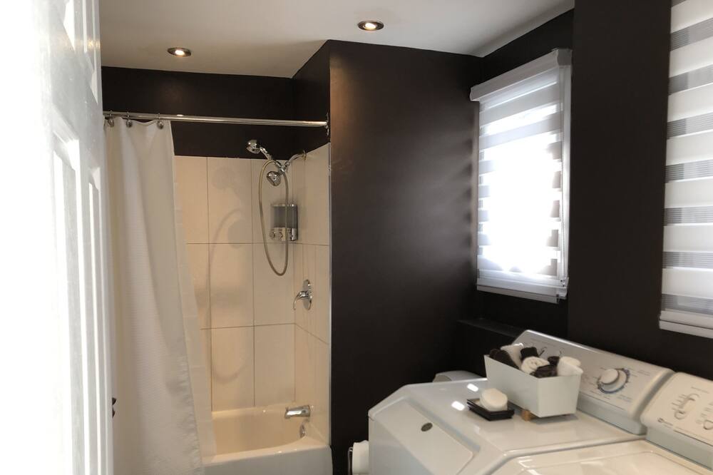 Photo of Bathroom in Saint-Hubert