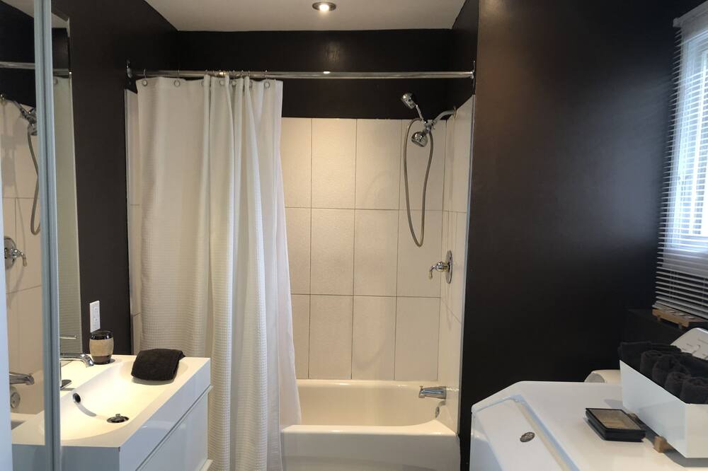 Photo of Bathroom in Saint-Hubert