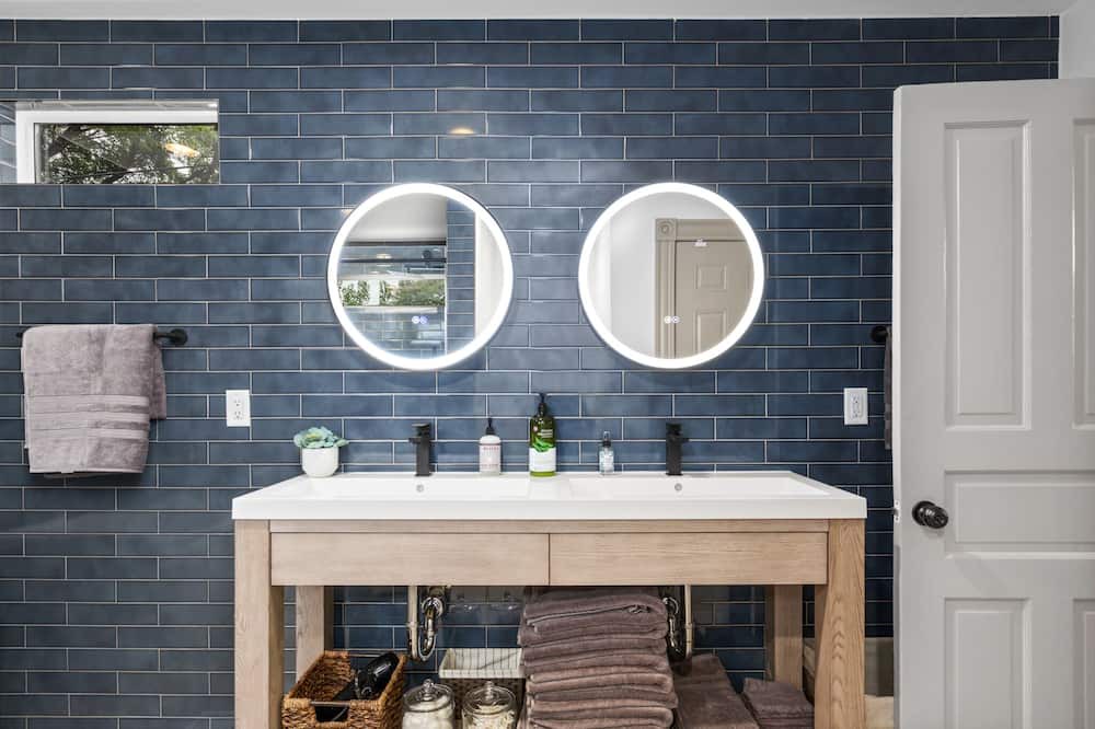 Photo of Bathroom in Tower Grove South