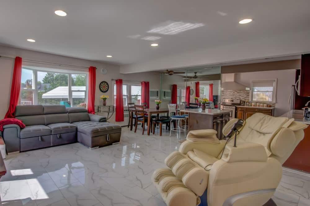 Photo of Livingroom in Elmont