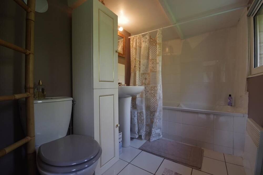Photo of Bathroom in Ablon