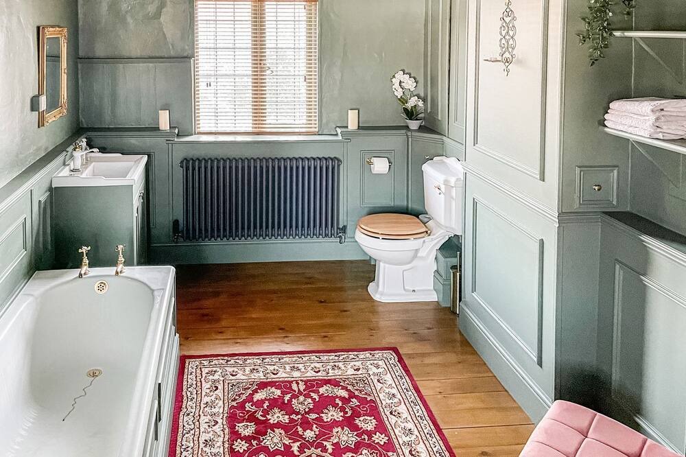 Photo of Bathroom in Lakenheath