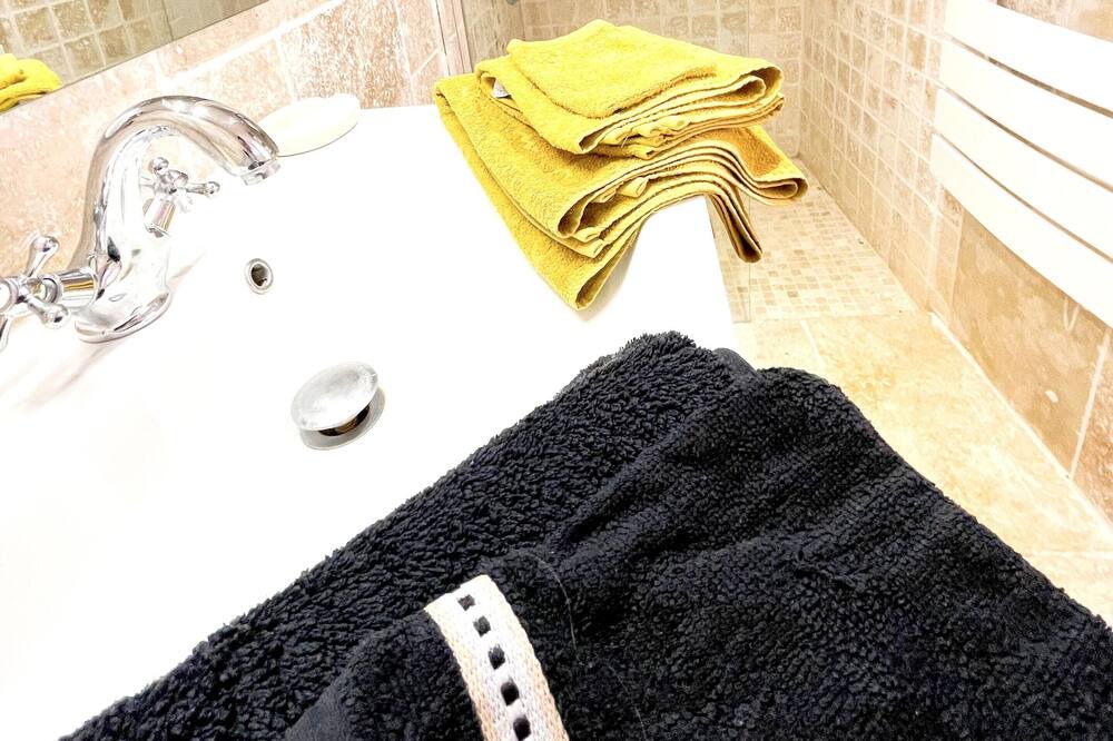 Photo of Bathroom in Chateauneuf-du-Pape