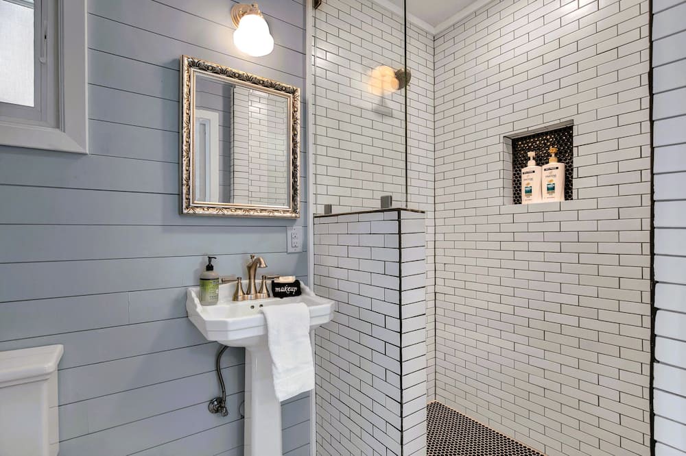 Photo of Bathroom in Albert