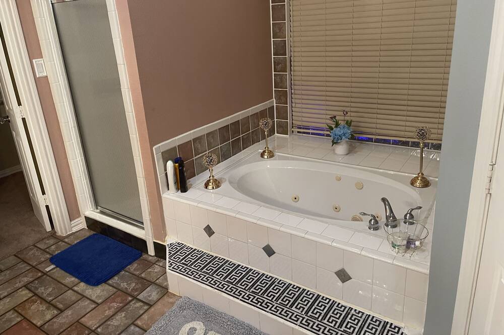 Photo of Bathroom in Alvin