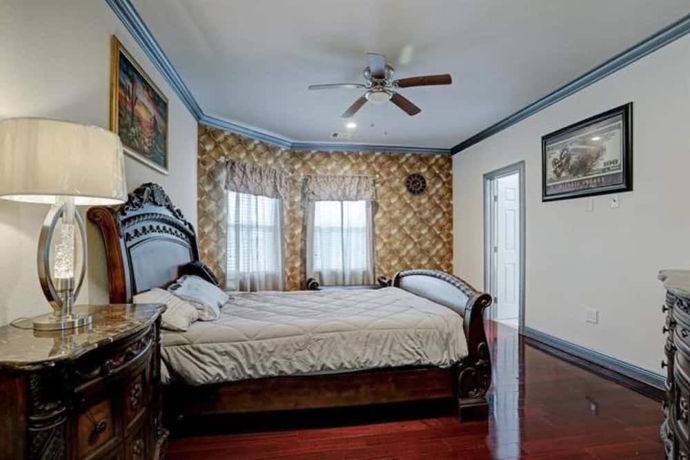 Photo of Bedroom in Alvin