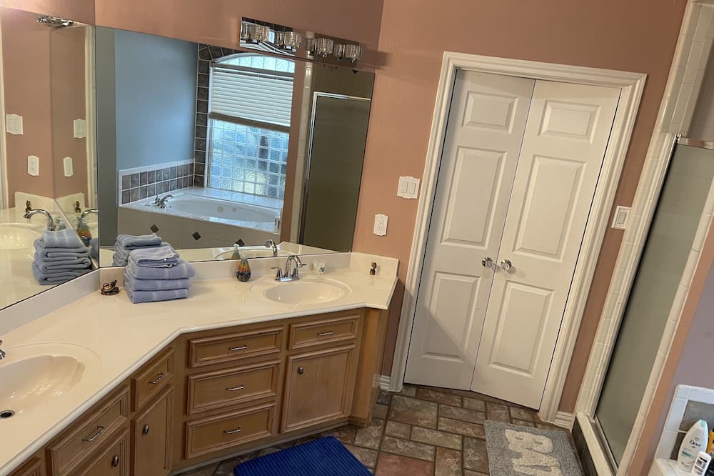 Photo of Bathroom in Alvin