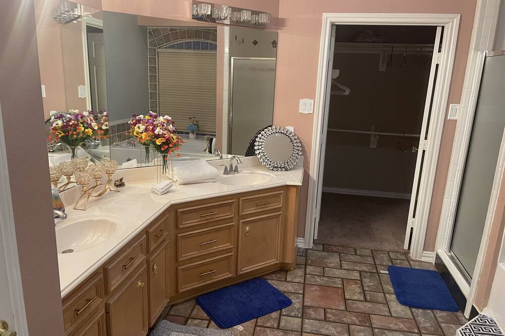 Photo of Bathroom in Alvin