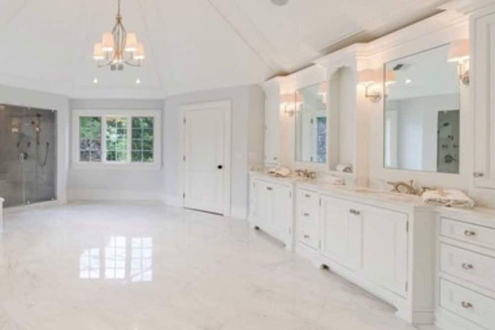 Photo of Bedroom in Saddle River