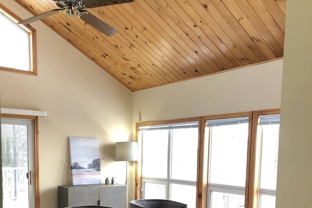 Photo of Livingroom in Gravenhurst