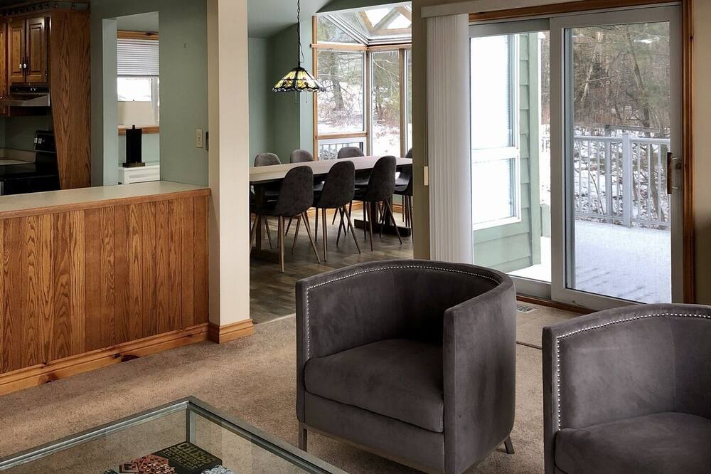 Photo of Livingroom in Gravenhurst